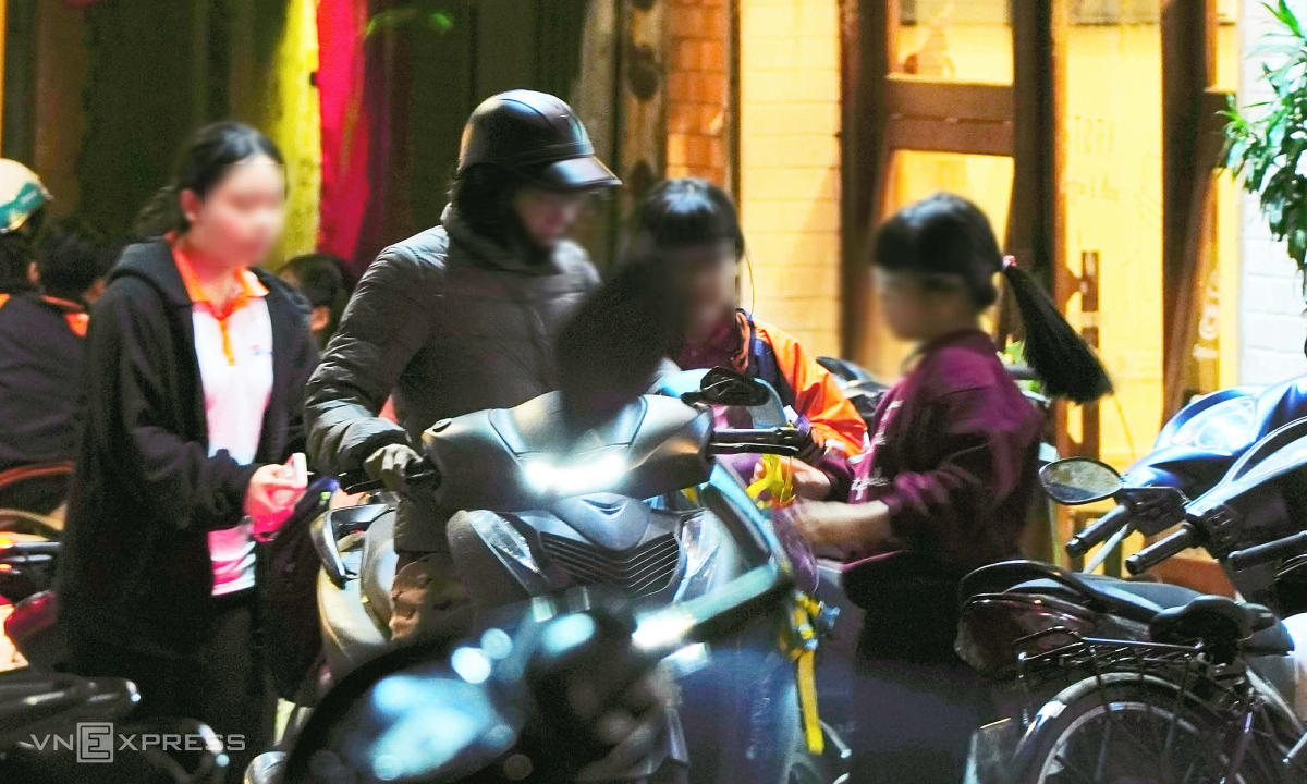 Phụ huynh tốn tiền gấp 2-4 lần khi trường bị siết dạy thêm