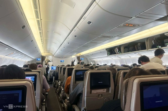 Chuyến bay sang châu Âu của hãng Swiss International Air Lines gần như kín chỗ. Ảnh: Phương Thanh