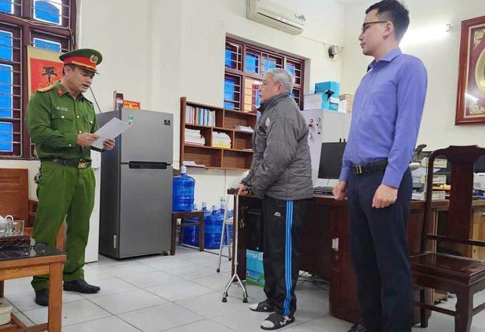 Công an đọc lệnh khởi tố ông Phiên. Ảnh: Công an cung cấp