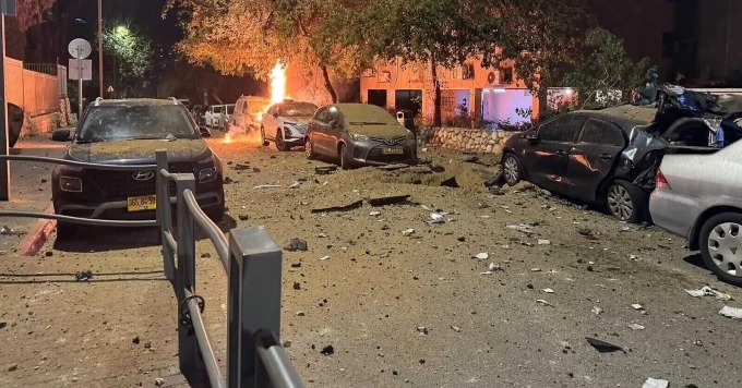 Thiệt hại do một quả đạn con từ tên lửa Iran gây ra ở miền trung Israel, ngày 18/3. Ảnh: ToI