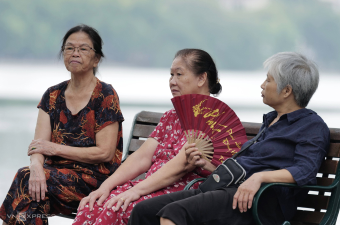 Người cao tuổi Hà Nội thư giãn bên Hồ Gươm. Ảnh: Ngọc Thành