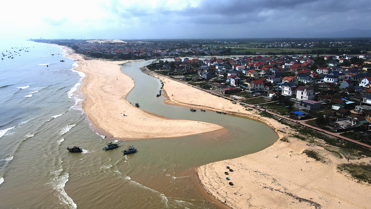 Cửa biển ở Quảng Trị bị bồi lấp, hàng loạt tàu cá mắc cạn