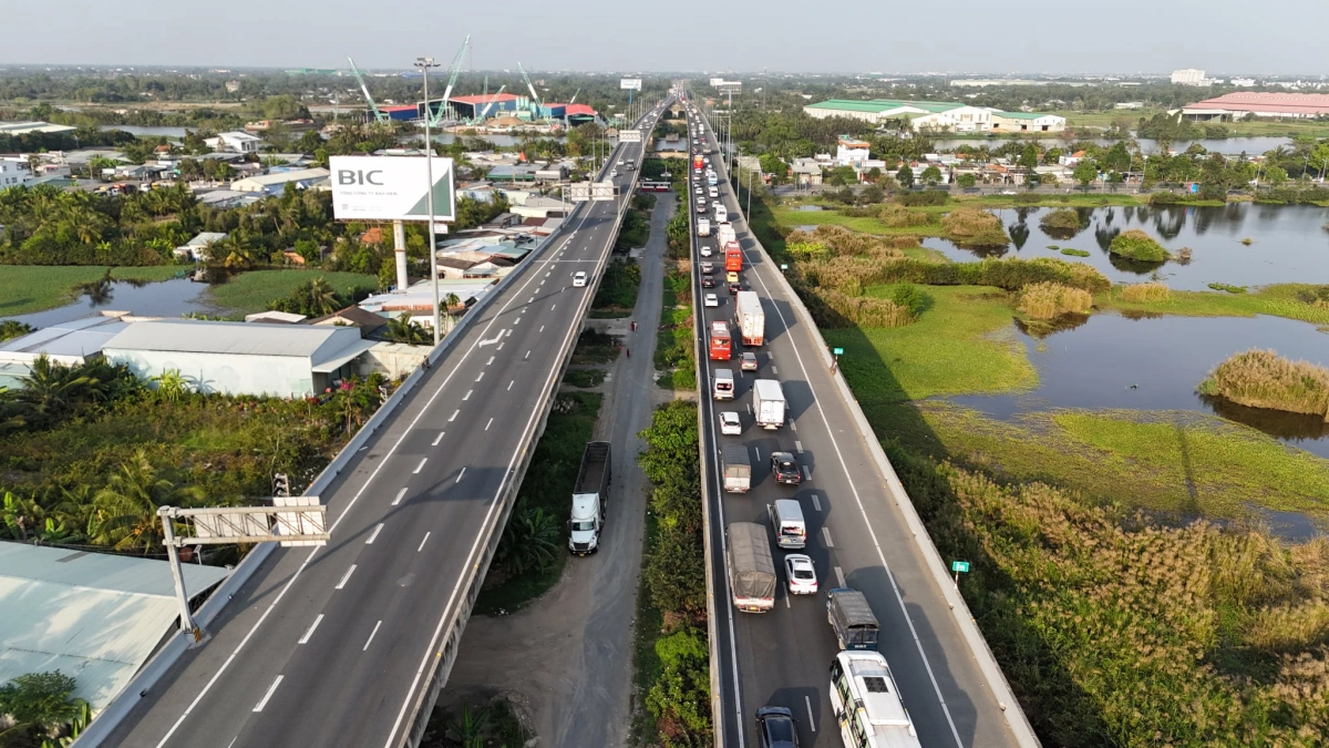 CSGT dùng 'xe hóa trang' ghi hình vi phạm trên cao tốc TP HCM - Cần Thơ
