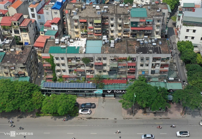 Khu nhà tập thể số 135 phố Nguyễn Văn Cừ, Long Biên được xây dựng từ những năm 1988-1990. Ảnh: Ngọc Thành