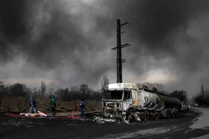 Một chiếc xe bị phá hủy sau cuộc tập kích vào các bồn chứa nhiên liệu tại khu vực Shahran, thủ đô Tehran, Iran, hôm 8/3. Ảnh: Reuters