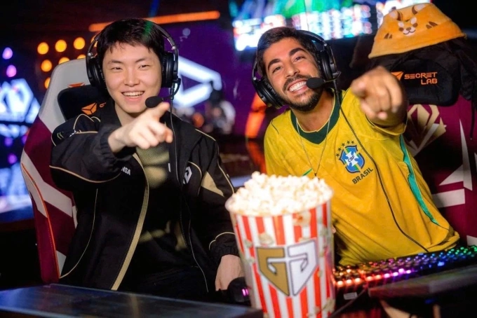 Baiano (phải) đã đặt một hộp bắp rang bơ trên bàn, một dấu hiệu cà khịa trong văn hóa ngầm của giới trẻ Brazil. Baiano đặt hộp bắp rang bơ khi phỏng vấn Chovy