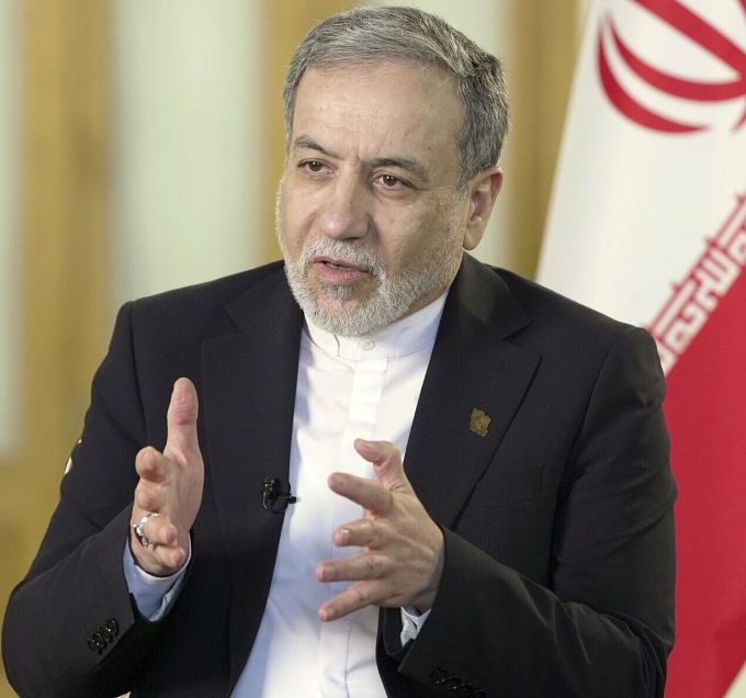 Ngoại trưởng Iran Abbas Araghchi trong một cuộc phỏng vấn tại Tehran tháng 12/2025. Ảnh: Kyodo News