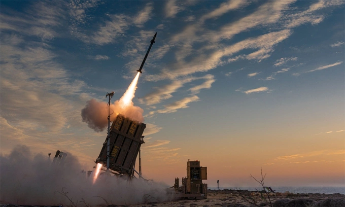 Tổ hợp Vòm sắt khai hỏa đánh chặn mục tiêu tháng 5/2021. Ảnh: Flash90