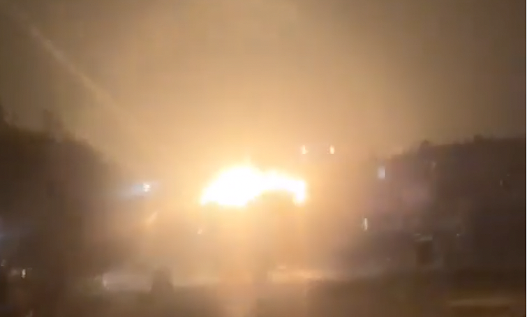 Iran phóng tên lửa vào thị trấn 'có cơ sở hạt nhân' của Israel