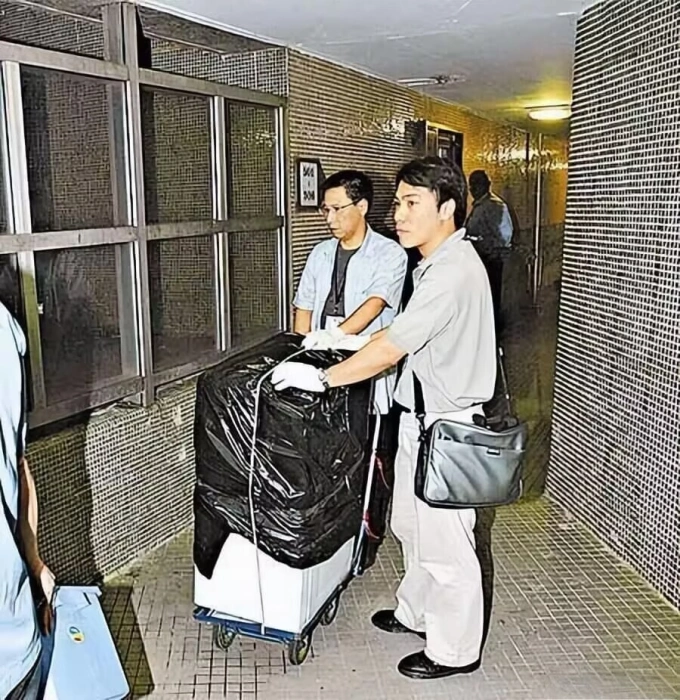 Cảnh sát thu giữ chiếc máy giặt từ nhà Dư Trọng Tinh. Ảnh: On