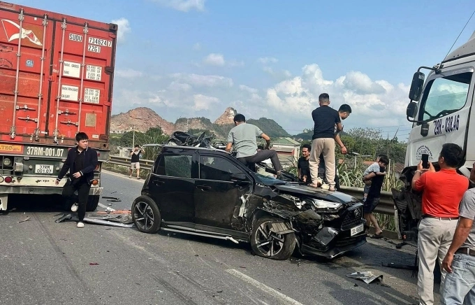 Chiếc xe bị đâm từ phía sau, quay ngược đầu trên cao tốc. Ảnh: Nguyễn Thiên