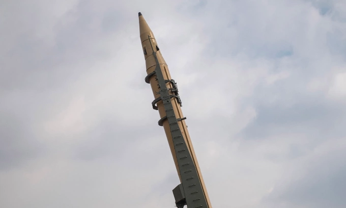 Tên lửa Iran được trưng bày ở quảng trường Azadi hồi tháng 2/2025. Ảnh: AFP