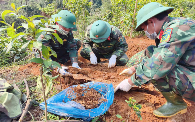 Hài cốt liệt sĩ được tìm thấy với nhiều di vật. Ảnh: Đoàn Kinh tế - Quốc phòng 337