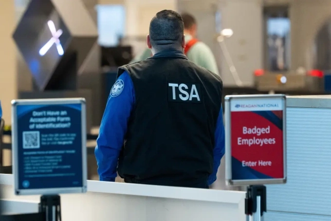 Nhân viên TSA làm việc tại sân bay Ronald Reagan, Washington. Ảnh: AFP