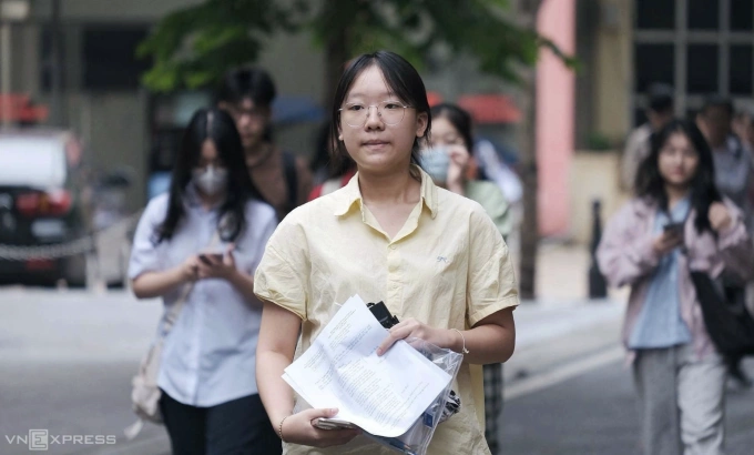 Thí sinh thi lớp 10 chuyên Khoa học Xã hội và Nhân văn, sáng 25/5. Ảnh: Dương Tâm