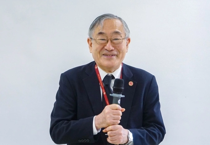 GS Furuta Motoo trong một buổi giảng cho sinh viên trường Đại học Việt Nhật. Ảnh: VJU