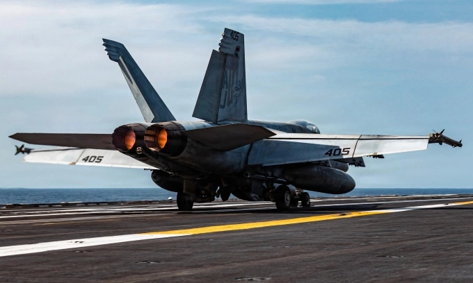Tiêm kích F/A-18E cất cánh từ tàu sân bay USS Gerald R. Ford hôm 17/3: Ảnh: US Navy
