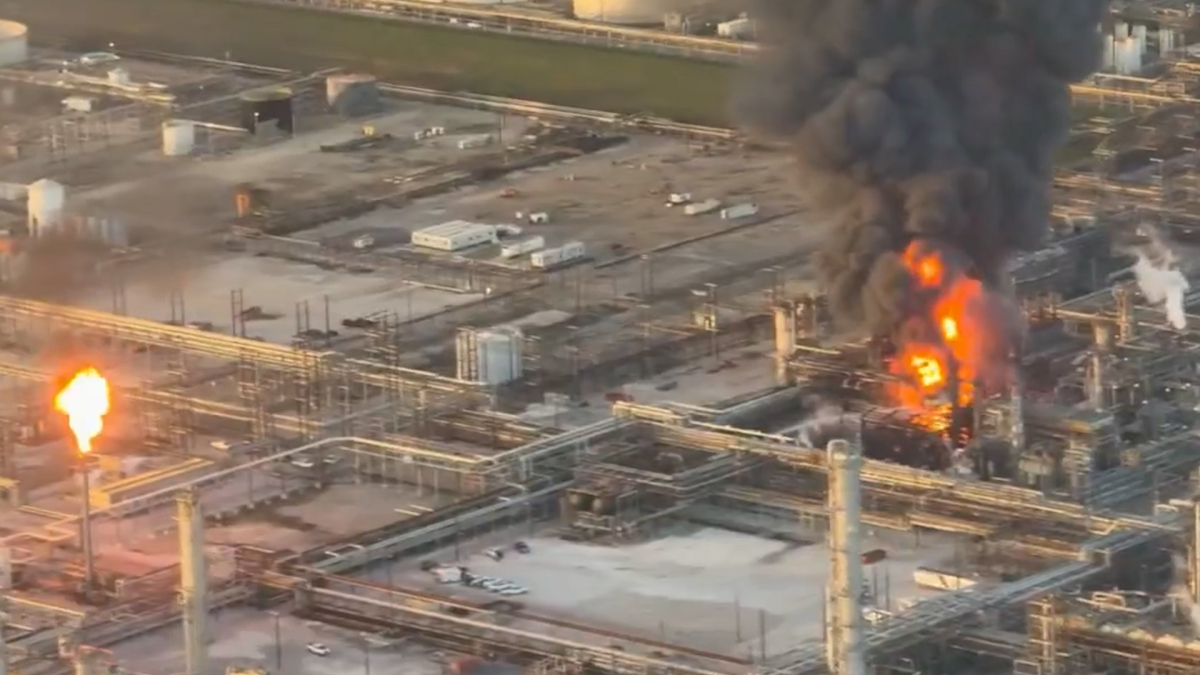 Nổ lớn ở nhà máy lọc dầu Texas, khu vực rung chuyển