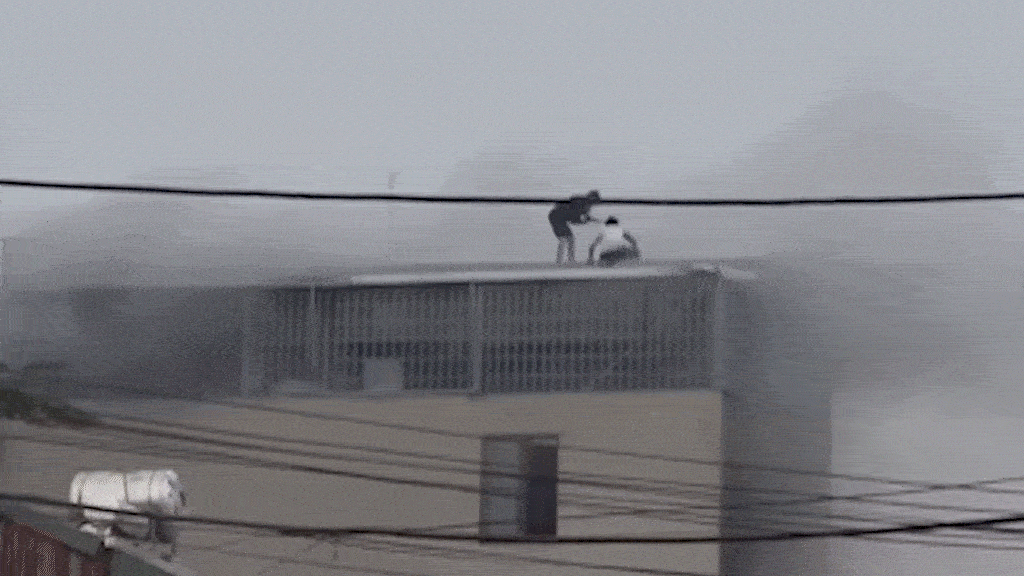 Khoảnh khắc phá mái tôn cứu 7 người trong tòa nhà 6 tầng bốc cháy