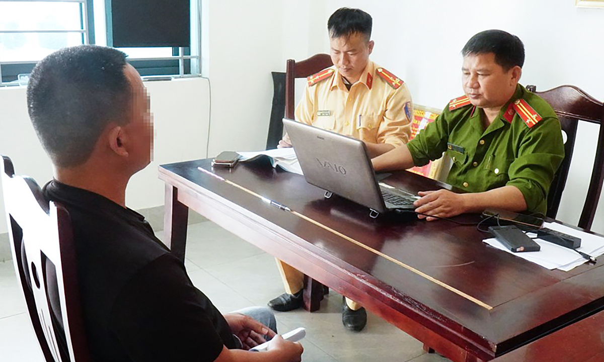 Người đỗ ôtô chắn đường ở Nghệ An bị phạt 5 triệu đồng