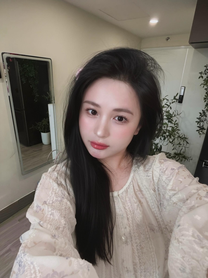 Cô tạm dừng sự nghiệp livestream để chăm lo cho gia đình. Cô tạm dừng sự nghiệp livestream để chăm lo cho gia đình.