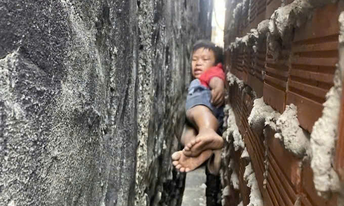 Giải cứu bé trai kẹt giữa hai bức tường ở TP HCM