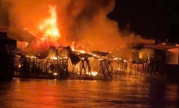 Biển lửa thiêu rụi 13 căn nhà ven sông gần chợ Vàm Đầm