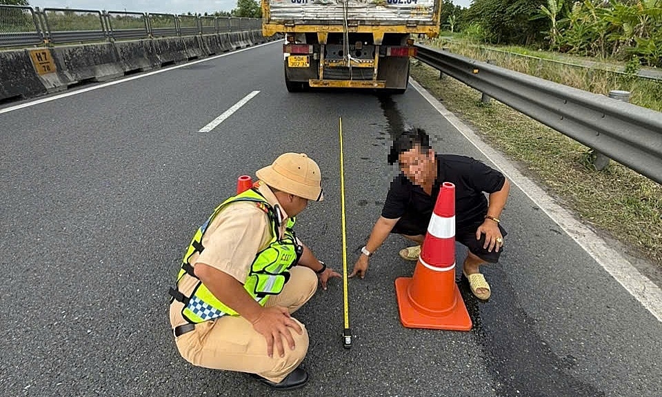 Dừng ở làn khẩn cấp không bắt buộc đặt biển cảnh báo 150 m