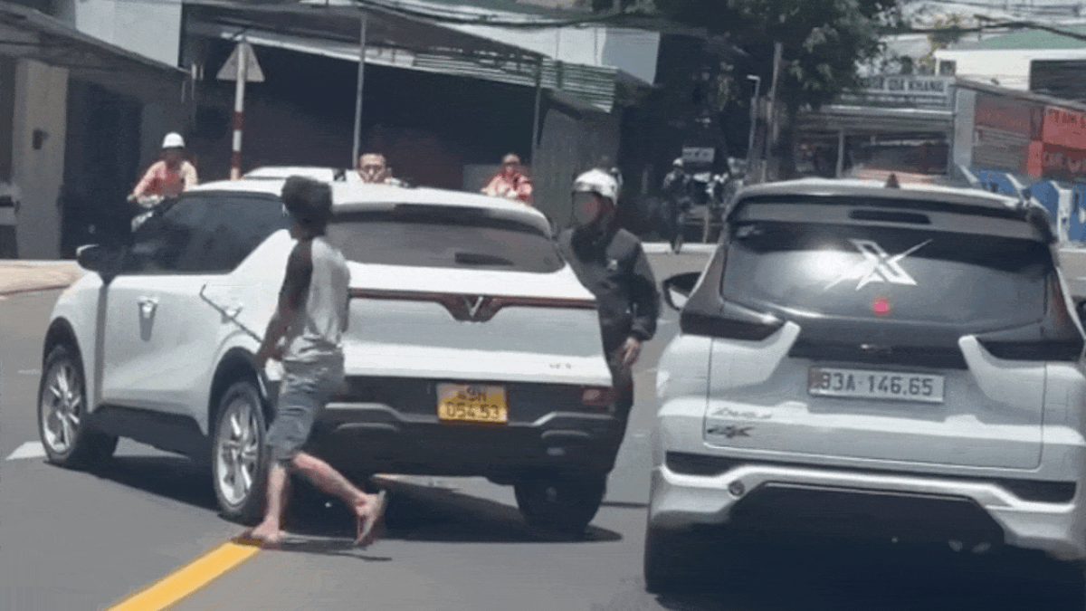 Lái ôtô truy đuổi chiếc taxi chở vợ, đập phá