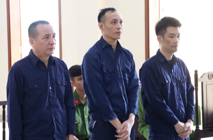 Bị cáo Trần Văn Phúc (bìa trái) cùng các đồng phạm tại phiên tòa ngày 25/3. Ảnh: An Bình