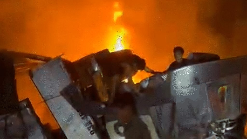 Tài xế kịp chui ra khỏi cabin trước khi xe bốc cháy