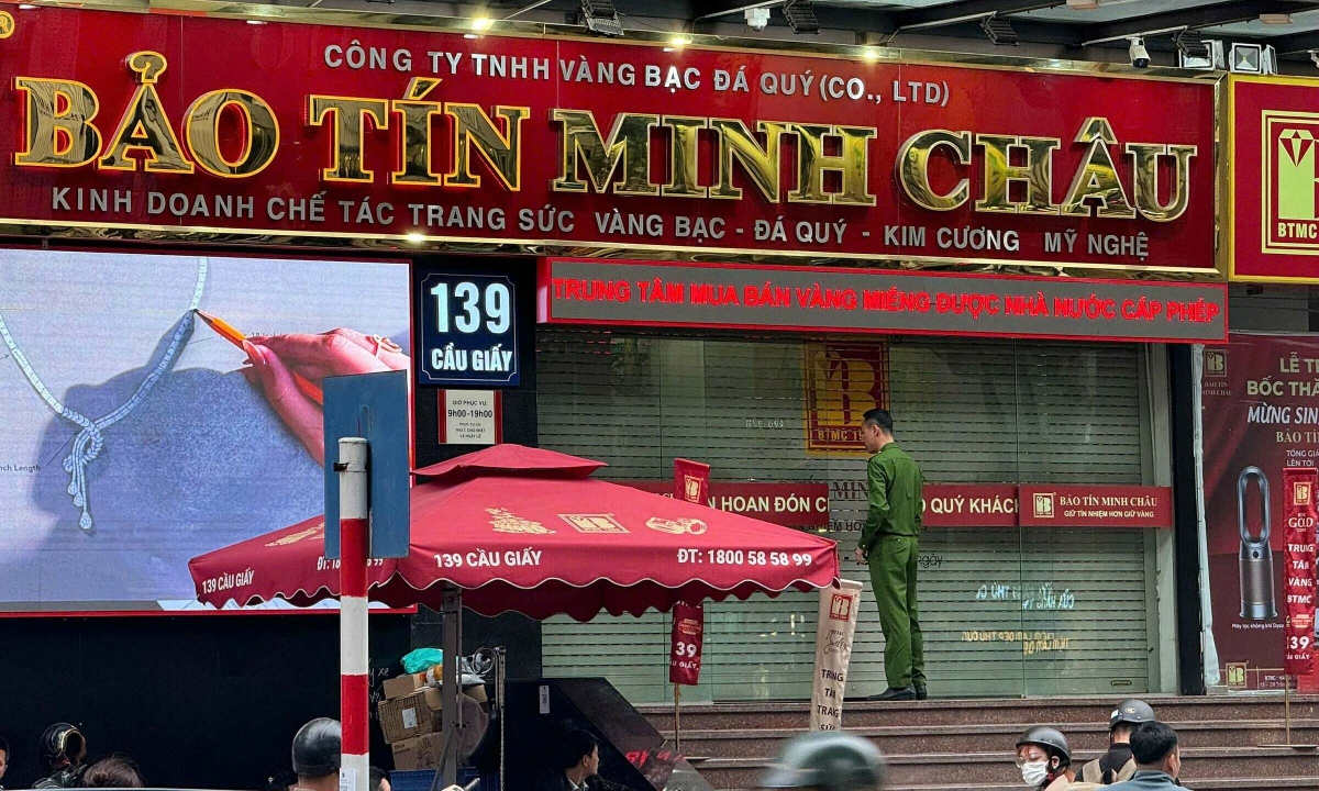 Nhiều công an xuất hiện tại các cửa hàng vàng Bảo Tín Minh Châu