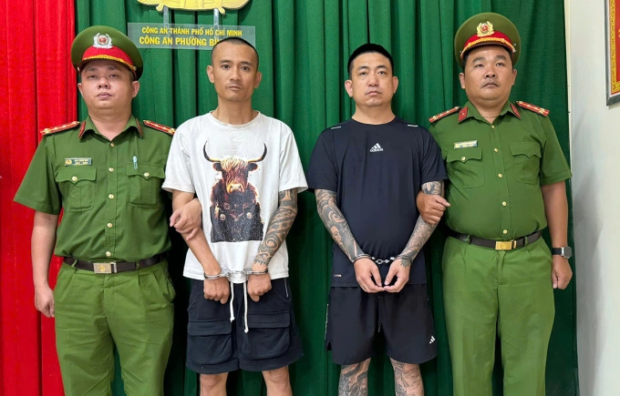 rần Văn Khánh (áo đen) và