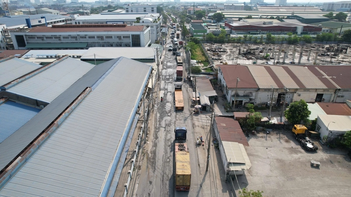 Cửa ngõ phía nam TP HCM ùn tắc do loạt xe sụp 'ổ gà'