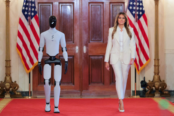 Đệ nhất phu nhân Mỹ Melania Trump và robot hình người Figure 03. Ảnh: Reuters