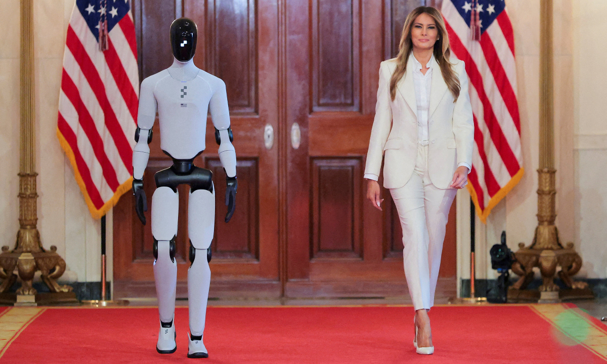 Robot hình người của Mỹ xuất hiện cùng Melania Trump