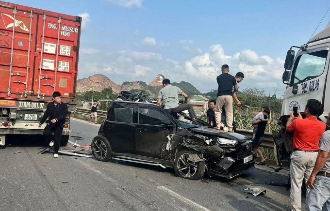 Xe bị đâm từ phía sau, quay ngược đầu trên cao tốc, hầm Tam Điệp, địa phận phường Yên Sơn, hướng Thanh Hóa - Hà Nội, chiều 22/3. Ảnh: Nguyễn Thiên