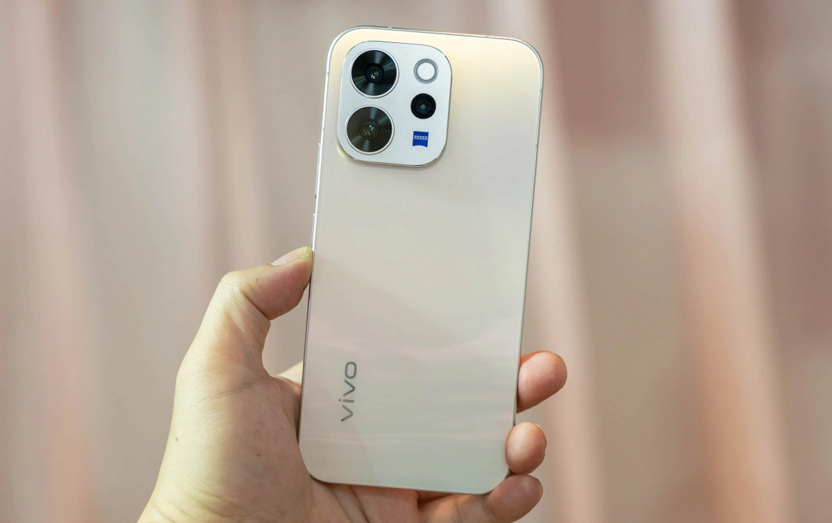 Vivo V70 - smartphone cận cao cấp dùng ống kính Zeiss