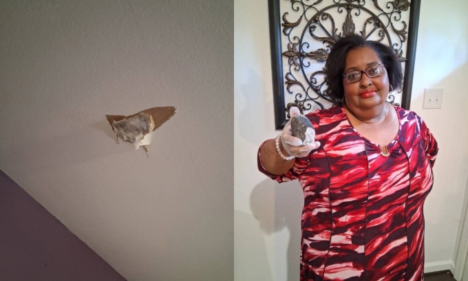 Sherrie James và mảnh thiên thạch rơi thủng mái nhà của bà ở Spring, Texas (Mỹ). Ảnh: Fox26 Houston/Sherrie James