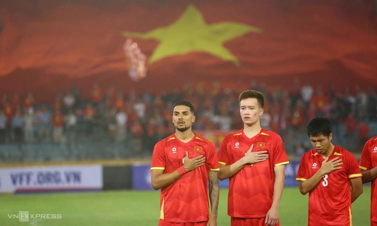 Đỗ Hoàng Hên hát quốc ca, ra mắt đội tuyển Việt Nam