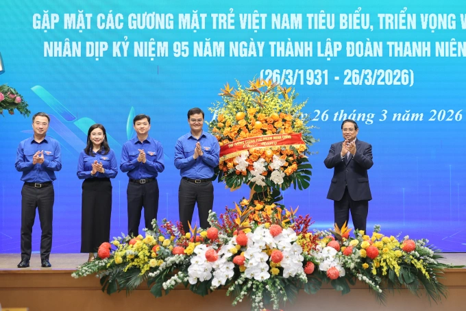 Thủ tướng tặng hoa Trung ương Đoàn TNCS Hồ Chí Minh. Ảnh: VGP
