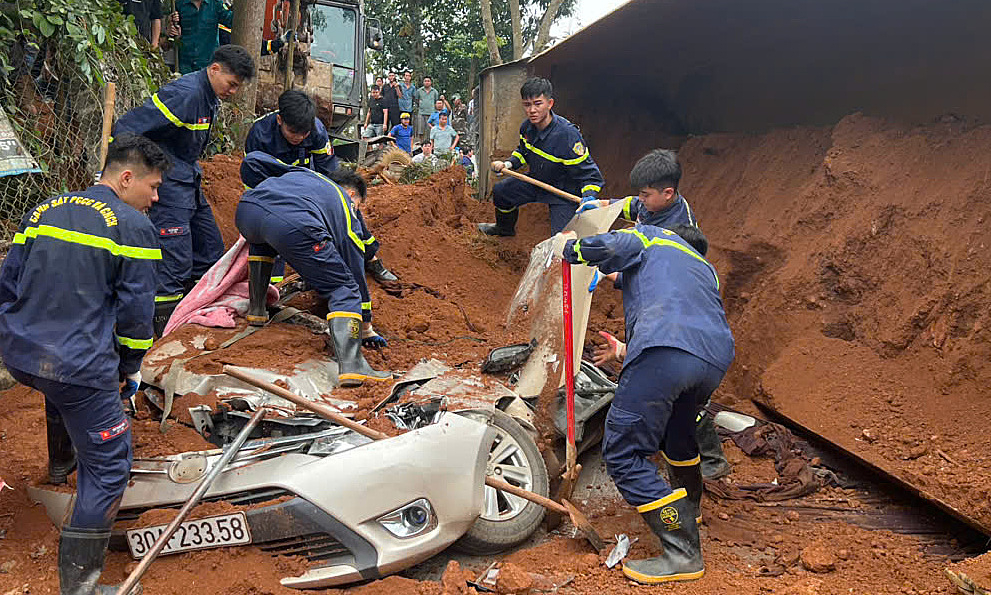 Hiện trường xe tải chở đất đè chết hai người ở Phú Thọ