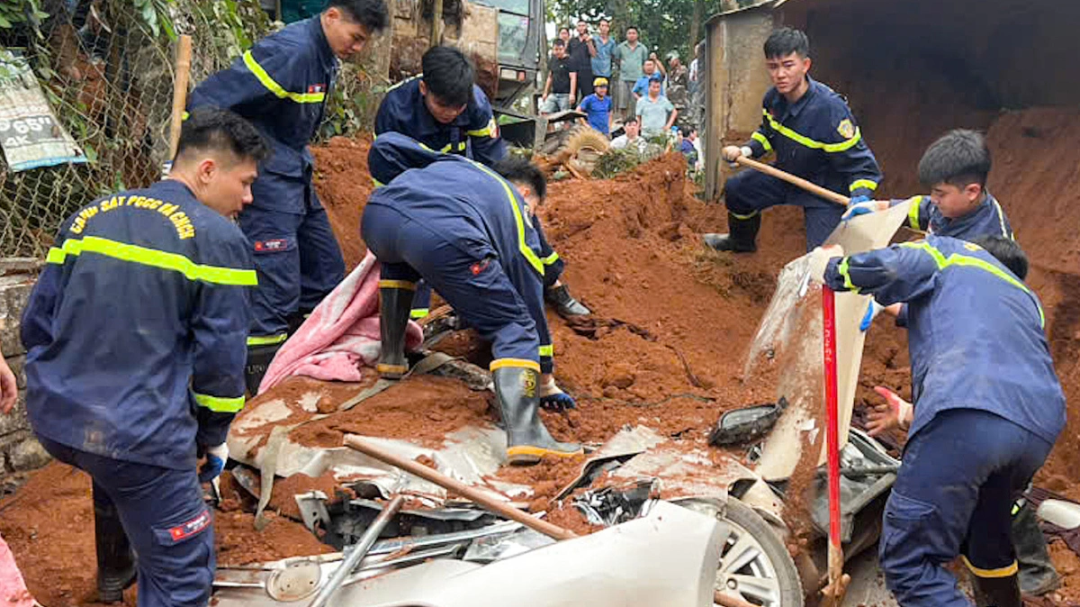 Hiện trường vụ xe tải chở đất đè chết hai người ở Phú Thọ