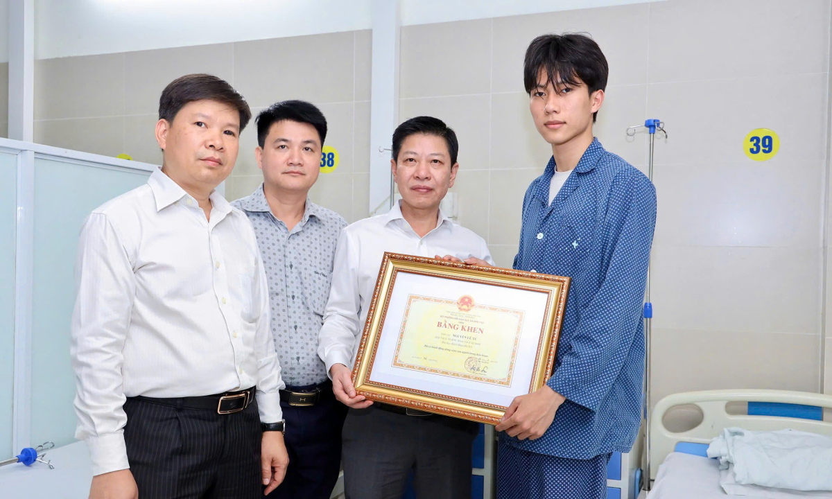 Quyền Bộ trưởng Giáo dục tặng bằng khen cho nam sinh lao vào đám cháy cứu người