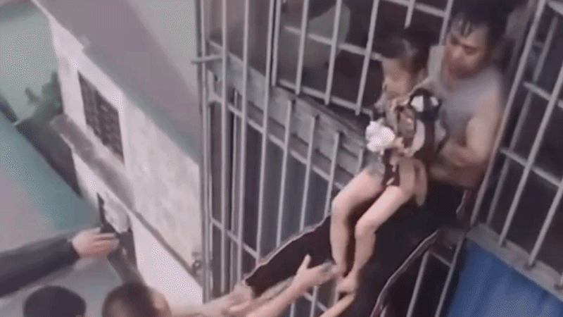 Cảnh 7 người thoát nạn bằng thang bắc qua hai nhà trong vụ cháy ở Lĩnh Nam