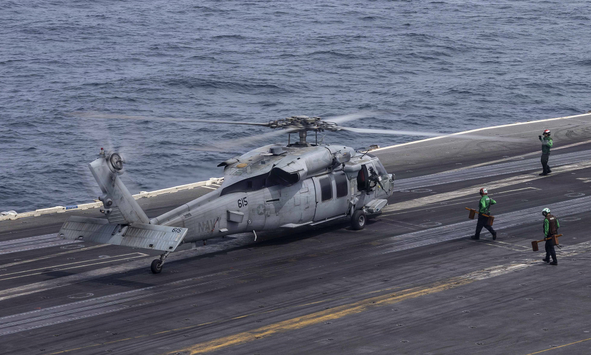 Thủy thủ tàu sân bay Mỹ bị thương khi làm nhiệm vụ gần Iran