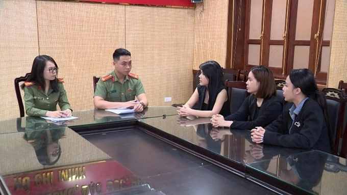 Công an làm việc với các bị can. Ảnh: Công an cung cấp