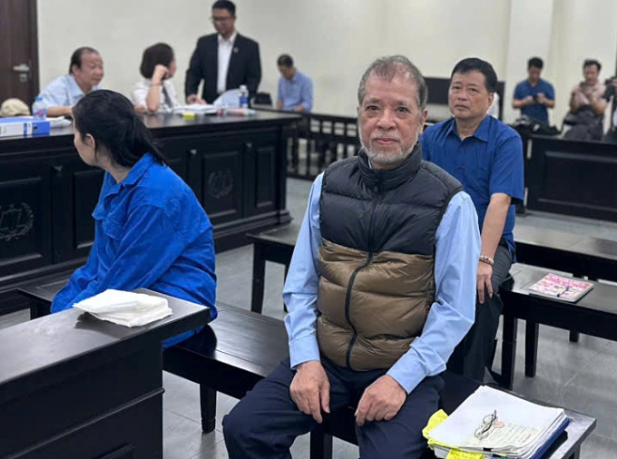 Bị cáo Bang (hàng đầu) và bị cáo Xuân, Khang tại tòa hôm 27/3. Ảnh: Danh Lam