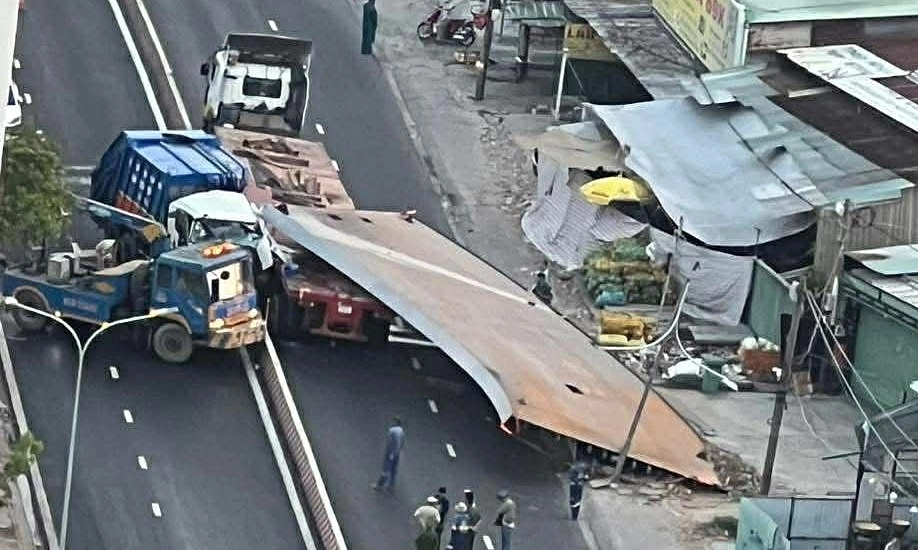 Tấm thép 10 tấn rơi đè tài xế tử vong, cửa ngõ TP HCM tê liệt