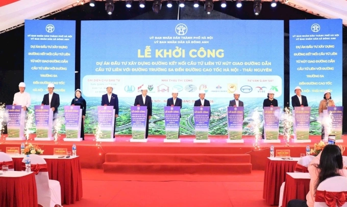 Lễ khởi công dự án đường kết nối cầu Tứ Liên. Ảnh: Mạnh Quân